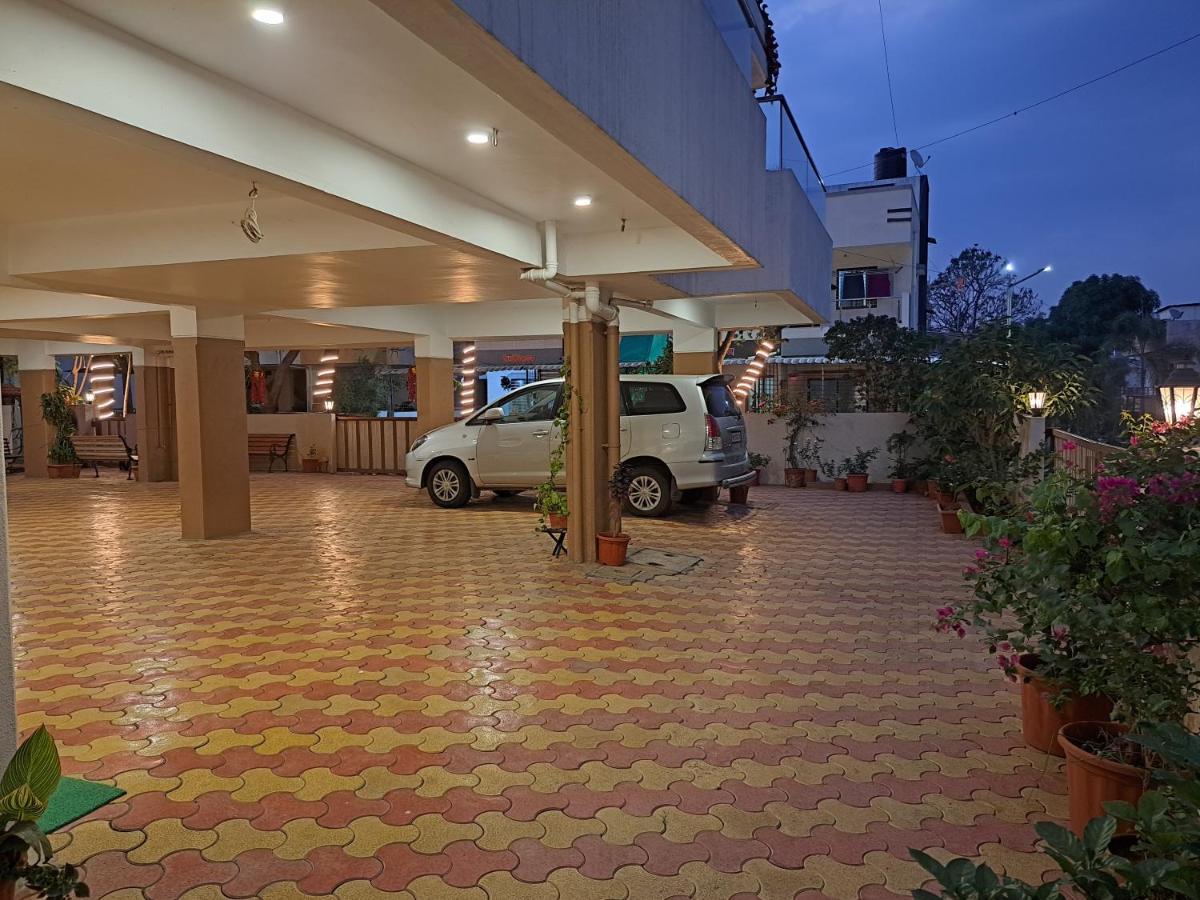 Bouquet Residency Hotell Nashik Exteriör bild